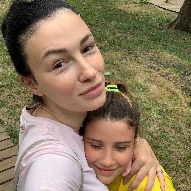 Анастасия Приходько сравнила свое детское фото с дочкой, и она - копия мамы - фото 526640