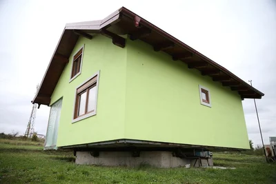 Мужчина построил для жены дом, который вращается, потому что ей было скучно - фото 526660