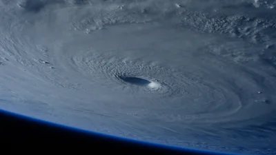 Сняли первое в мире видео изнутри урагана, и это потрясающее зрелище