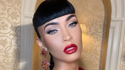 Что-то на кардинальном: Меган Фокс перекрасилась в пепельный цвет