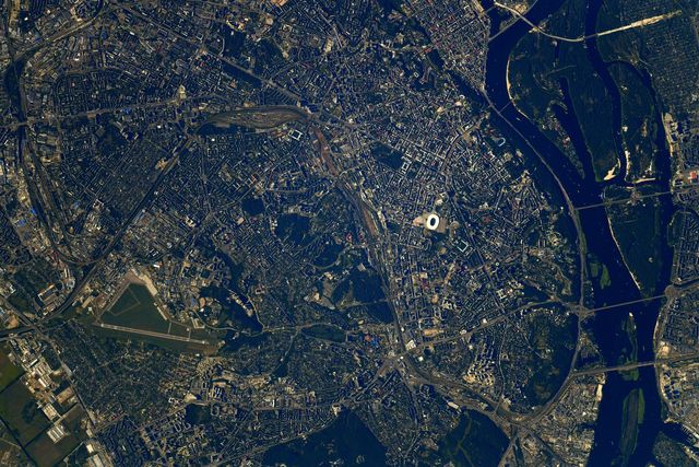 Вот как выглядит Киев из космоса - фото 526822