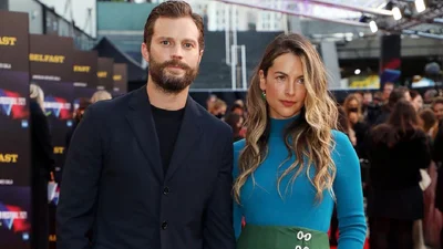 Впервые за долгое время Джейми Дорнан очаровал общим выходом с любимой