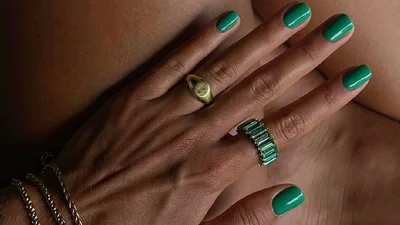 Цвет сумки Bottega Veneta стал самым трендовым оттенком осеннего маникюра