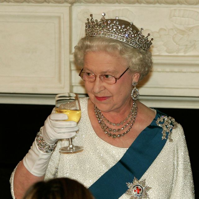 Яка несправедливість: Єлизаветі ІІ заборонили пити улюблений алкоголь - фото 527159