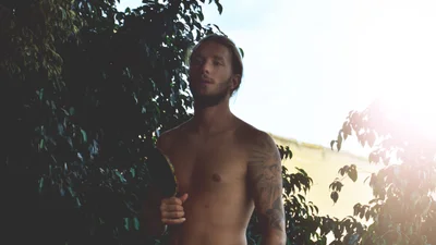 Фотограф влаштував "голу" фотосесію для сотень людей на березі Мертвого моря