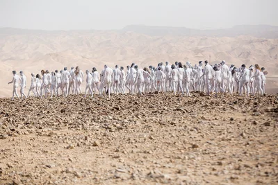 Фотограф устроил 'голую' фотосессию для сотен людей на берегу Мертвого моря - фото 527169