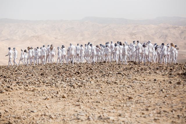 Фотограф влаштував 'голу' фотосесію для сотень людей на березі Мертвого моря - фото 527169