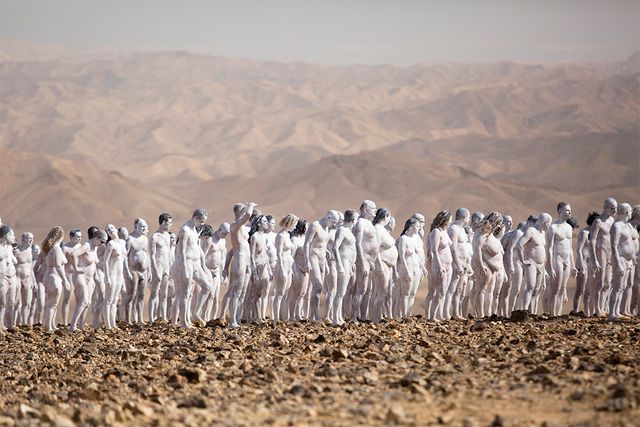 Фотограф влаштував 'голу' фотосесію для сотень людей на березі Мертвого моря - фото 527171