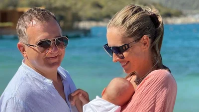 Море, волны и любовь: нежные фото Кати Осадчей с мужем и крошечным сыном