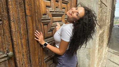 Настя Каменських в неоновому бікіні показала себе з незвичного ракурсу