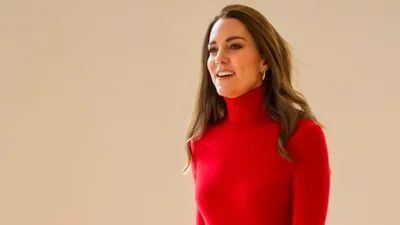 Кейт Міддлтон у консервативному червоному образі доводить, що скромність прикрашає