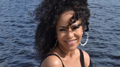 Элегантная Гайтана с черной помадой удивила нетипичным для себя образом