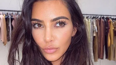 В мережі обговорюють піжаму Кім Кардашьян, яка схожа на елегантну вечірню сукню