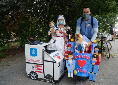 В США прошел парад с собаками в костюмах к Хэллоуину – только лучшие образы - фото 527741