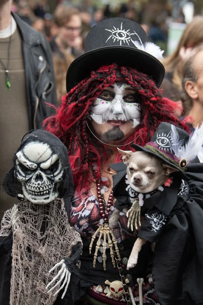 В США прошел парад с собаками в костюмах к Хэллоуину – только лучшие образы - фото 527747