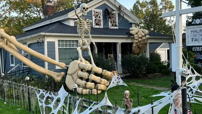 Гений декора: мужчина украсил дом к Хэллоуину гигантским 4-метровым скелетом - фото 527781