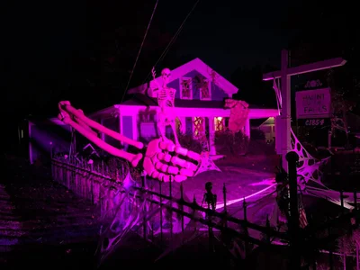 Гений декора: мужчина украсил дом к Хэллоуину гигантским 4-метровым скелетом - фото 527782