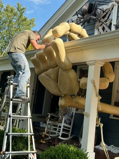 Гений декора: мужчина украсил дом к Хэллоуину гигантским 4-метровым скелетом - фото 527783