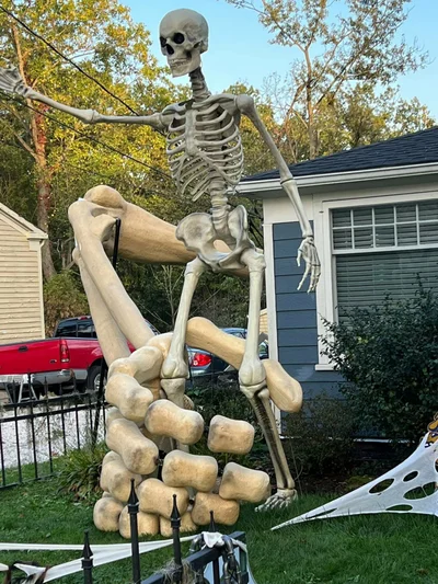 Гений декора: мужчина украсил дом к Хэллоуину гигантским 4-метровым скелетом - фото 527784