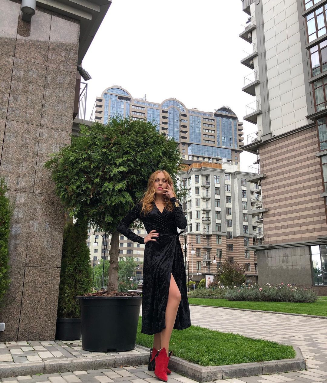Alyosha в черном платье и красных сапожках показала идеальный осенний look - 527791 Alyosha в черном платье и красных сапожках показала идеальный осенний look - фото 527791