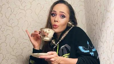 Юлия Санина повторила образ Славы Каминской, и фаны спорят, кому он подходит больше