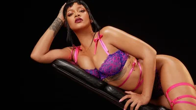 От пикантных фото Рианны в белье и чулках кружится голова