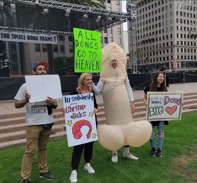 В Америке прошел марш против насмешек над маленькими пенисами - фото 528602
