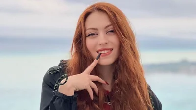 Оля Полякова показала старшу доньку у своїй прозорій кофтинці, і вони копії одна одної