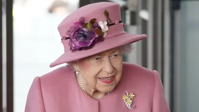 Уверенность и шарм: Елизавету II заметили за рулем "Ягуара"