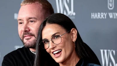 58-летняя Деми Мур чертовски сексуальна в черном бархатном смокинге с декольте