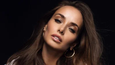 Самотня Ксенія Мішина дражниться еротичними фото в мережі