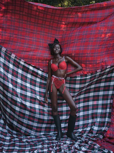 Белла Хадід продемонструвала свої принади у червоних крихітних трусиках Victoria's Secret - фото 529102