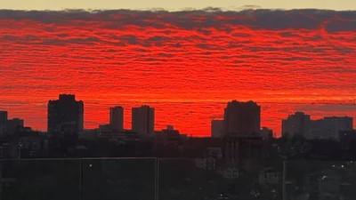 В сети делятся "кровавым" закатом, повисшим над Киевом