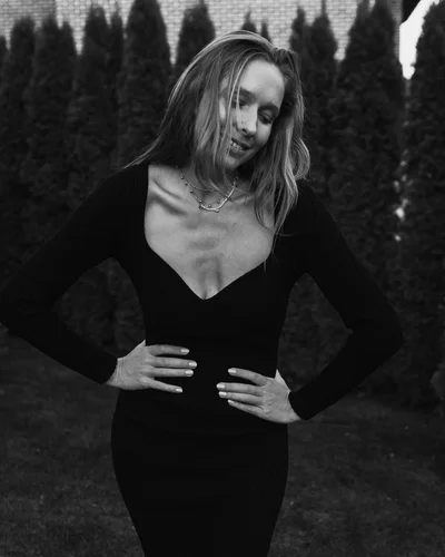 Катя Осадчая в облегающем черном платье с декольте сводит с ума - фото 529865