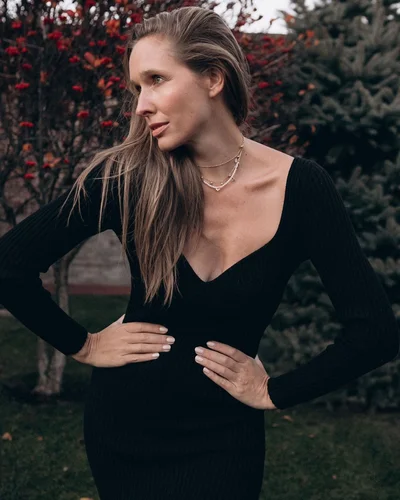 Катя Осадчая в облегающем черном платье с декольте сводит с ума - фото 529866