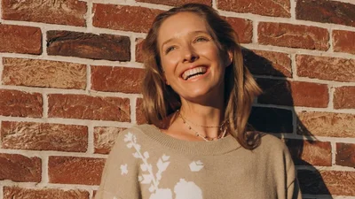 Катя Осадчая в облегающем черном платье с декольте сводит с ума