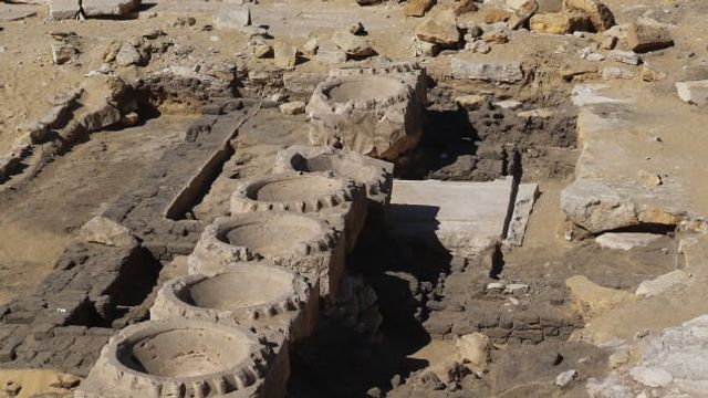 В Египте нашли храм в возрасте 4,5 тысячи лет с кучей пивных кувшинов - фото 530104