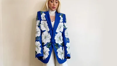 Леди Гага в платье с экстремальным декольте заполонит все твои мысли