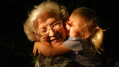 Оказалось, бабушки правда любят внуков больше собственных детей