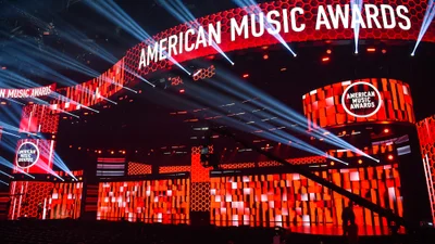 Лучшие образы с красной дорожки American Music Awards 2021