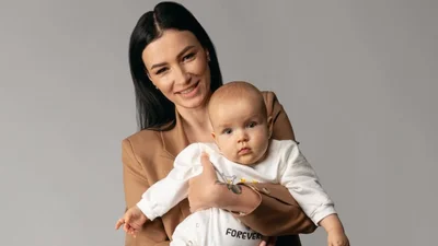 Настя Приходько впервые снялась с крошечным сыном для обложки глянца