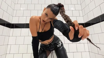 Мишель Андраде в лакированных трусиках показала ягодицы крупным планом