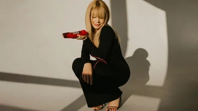 Флірт по телефону: Тіна Кароль випустила кліп на трек "Поцелуй на фарт"