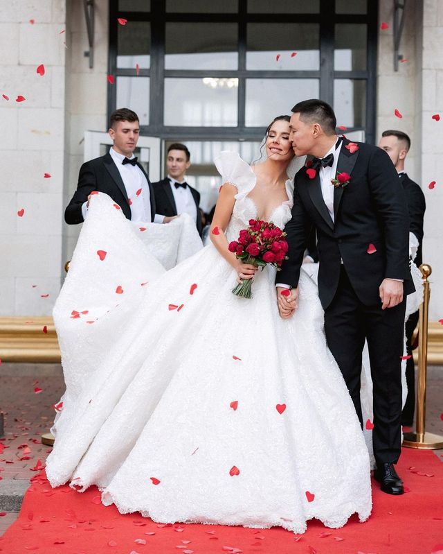 Иванна Онуфрийчук ответила хейтерам, почему сыграла две помпезные свадьбы - фото 531187
