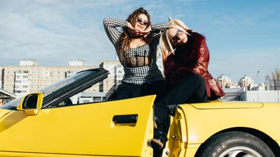 Саша Заріцька у новому кліпі групи KAZKA та ROXOLANA перетворилась у блондинку