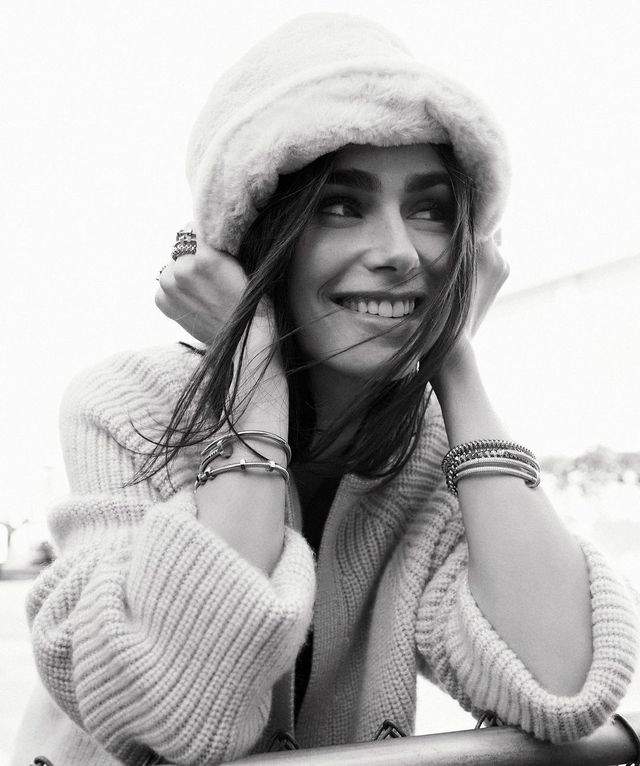Лили Коллинз повторила образы из 'Эмили в Париже' для съемки в Vogue - фото 531247