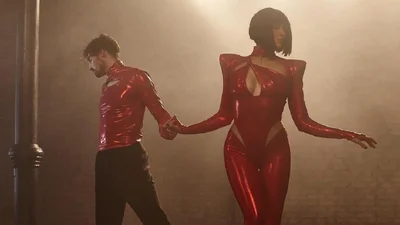 MARUV поражает растяжкой в латексе с вырезанной попой в клипе "By Your Side"