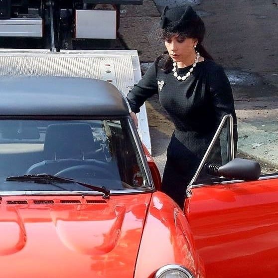 15 аутфитов Леди Гаги в фильме 'Дом Гуччи', от которых без ума мир - 531322 15 аутфитов Леди Гаги в фильме 'Дом Гуччи', от которых без ума мир - фото 531322
