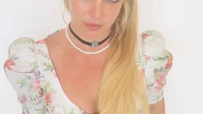 Бритни Спирс опубликовала множество видео, на которых целуется с женихом