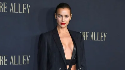 Ірина Шейк в сексуальному наряді прийшла підтримати Бредлі Купера на прем'єрі фільму